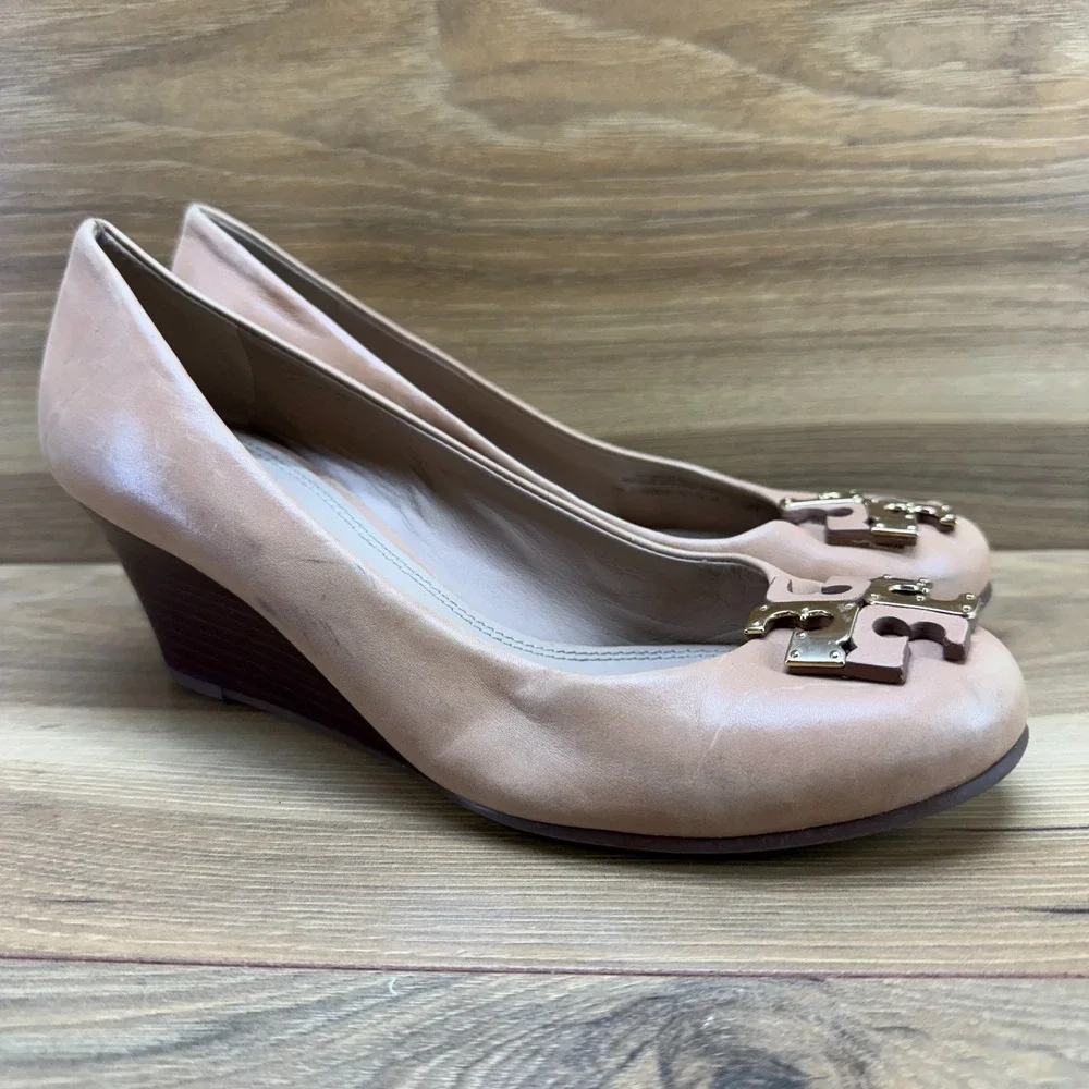 Tory Burch Lowell Wedge Pumps 7.5 M Camel Tan Leather Dress Office Gold Logo